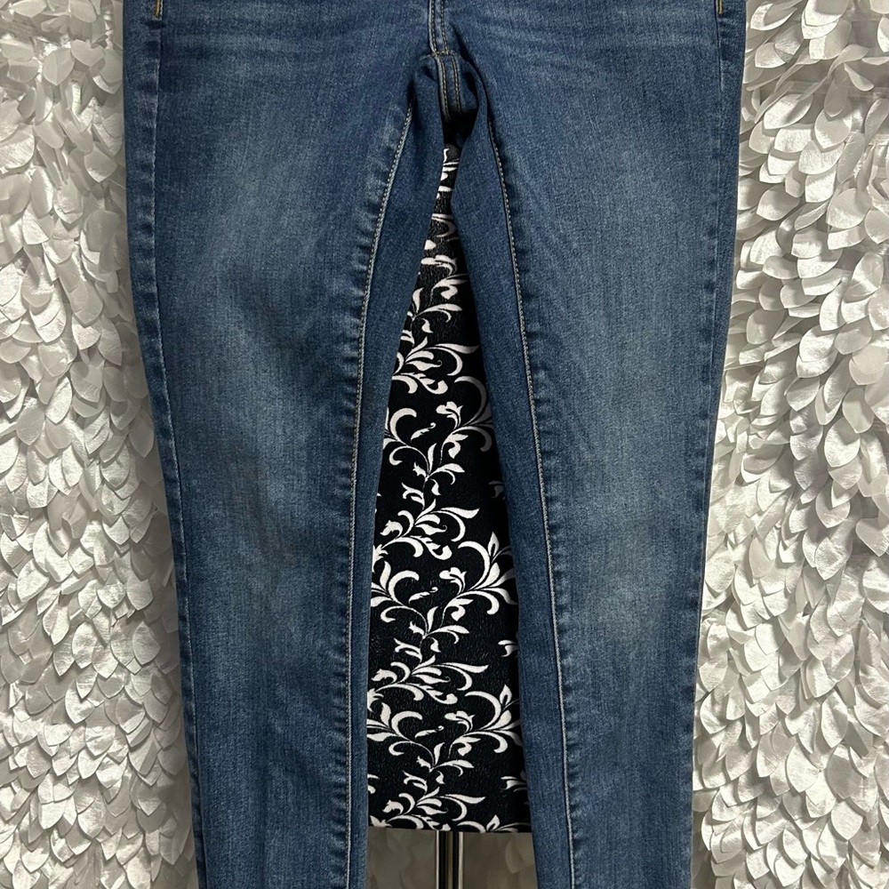 Skinny Jeans with tattered ends